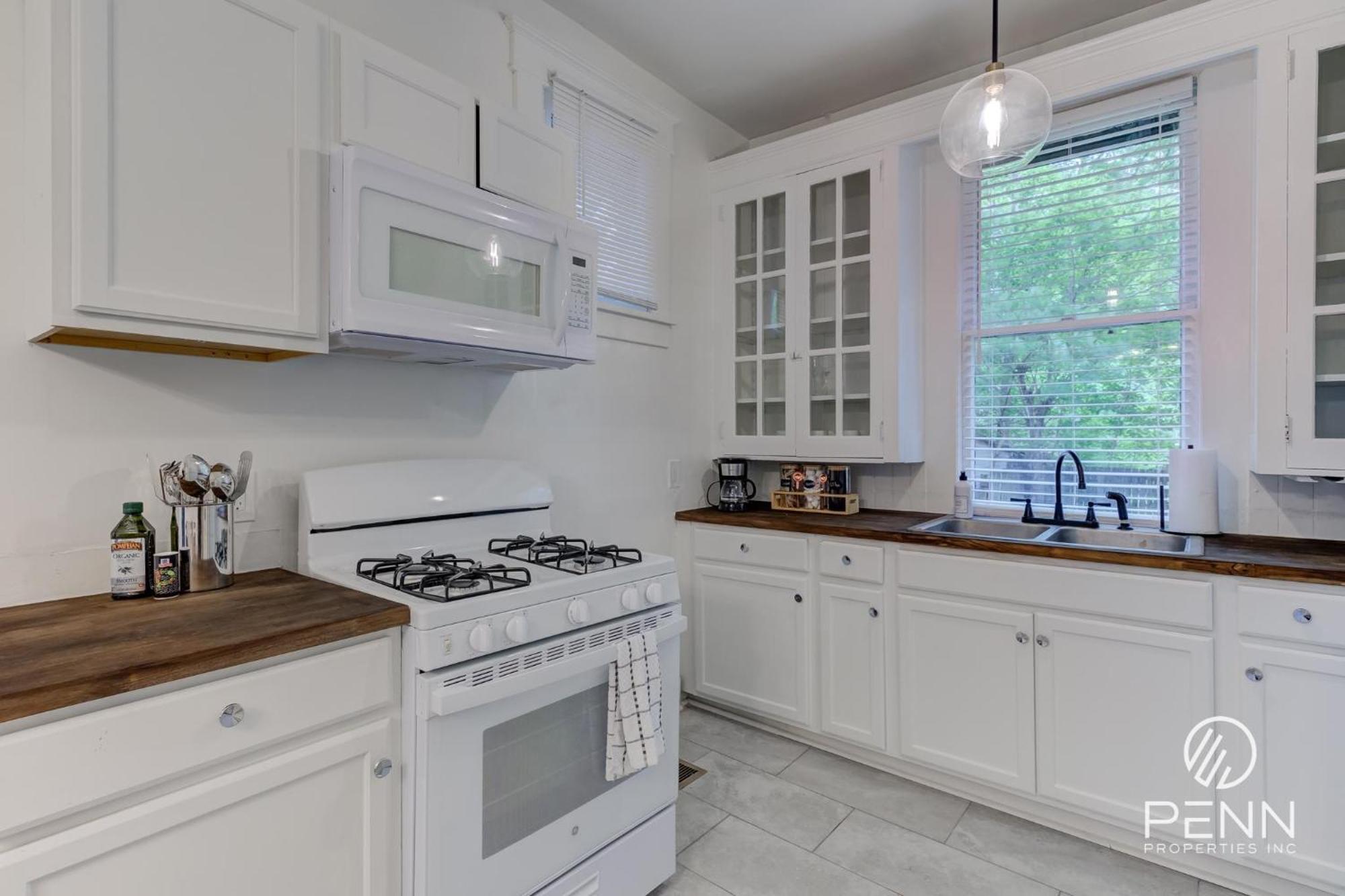 Central, Bright & Modern In Cooper Young